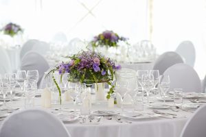 Geschirrverleih, Eventausstattung, Tischdecke, Husse, Stuhlhusse, Besteck, Stölzle, Weinglas, gedeckter Tisch