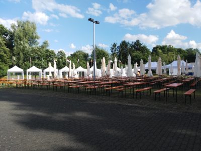 Ruck-Zuck-Zelt, Faltzelt, Schnellbauzelt, Sonnenschirm, Bierzeltgarnitur, Festzeltgarnitur