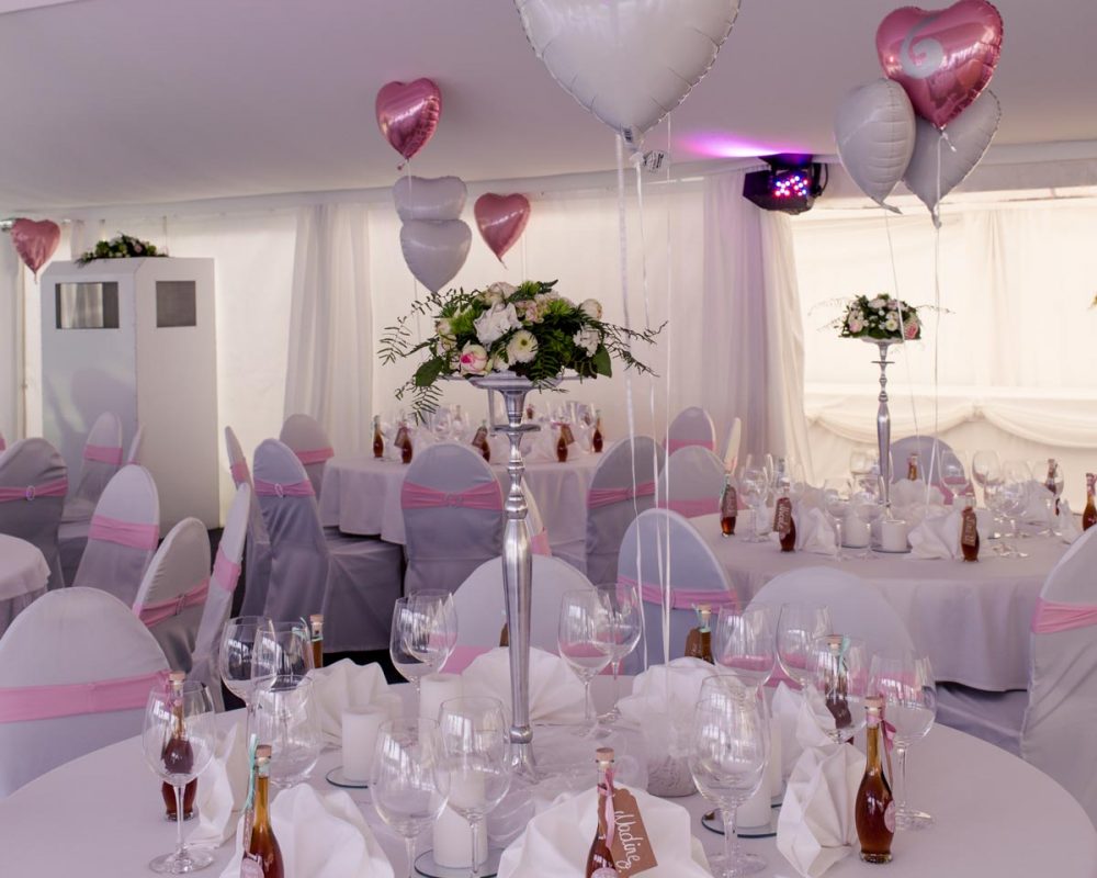 Tisch_rund_Tischdecke_weiß_Stuhlhusse_Stretchband_rosa_Stölzle_Zeltdeko