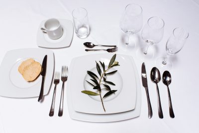 Geschirrverleih, Porzellan, Porzellanvermietung, Hochzeitzgedeck, Porzellanverleih, Tischdecken, Hussen, Glasvermietung, Besteckvermietunggedeckter Tisch
