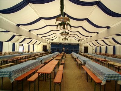 Zelt, Textil-Himmel, blaue Stoffbahnen, Bierzeltgarnituren, Oktoberfestzelt, Zeltbeleuchtung, Deckenbelüftung, Zeltbeleuchtung