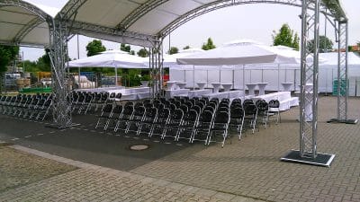 Reihenbestuhlung, Sonnenschirm, Gastroschirm, Faltzelt, Schnellbauzelt, Ruck-Zuck-Zelt